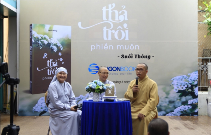 Sư c&ocirc; Suối Th&ocirc;ng (giữa) hiện đang l&agrave; du học sinh chuy&ecirc;n ng&agrave;nh Triết học