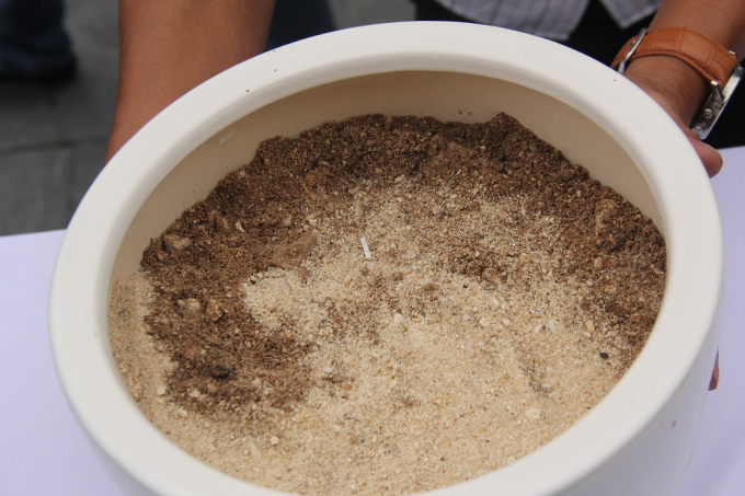 Đất thi&ecirc;ng được lấy về từ cực Bắc v&agrave; cực Nam của đảo Trường Sa.