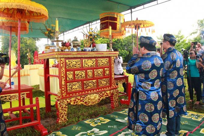 Đất thi&ecirc;ng được đưa về l&agrave;m lễ d&acirc;ng l&ecirc;n đ&agrave;n X&atilde; Tắc.