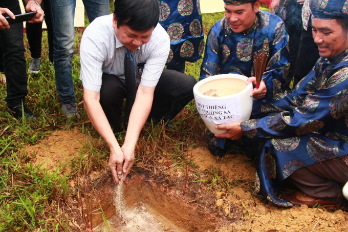 &Ocirc;ng Nguyễn Dung - Ph&oacute; chủ tịch UBND tỉnh Thừa Thi&ecirc;n - Huế đắp đất thi&ecirc;ng tại đ&agrave;n X&atilde; Tắc.