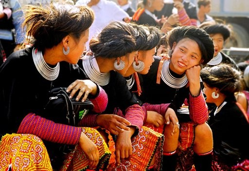 Chợ t&igrave;nh Mộc Ch&acirc;u cũng l&agrave; nơi hội tụ của c&aacute;c c&ocirc; g&aacute;i d&acirc;n tộc &iacute;t người kh&aacute;c.