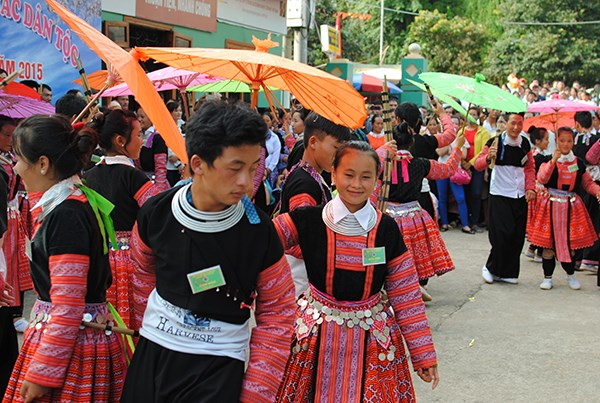 C&aacute;c đ&ocirc;i trai g&aacute;i d&iacute;u d&iacute;t k&eacute;o nhau đi chợ t&igrave;nh