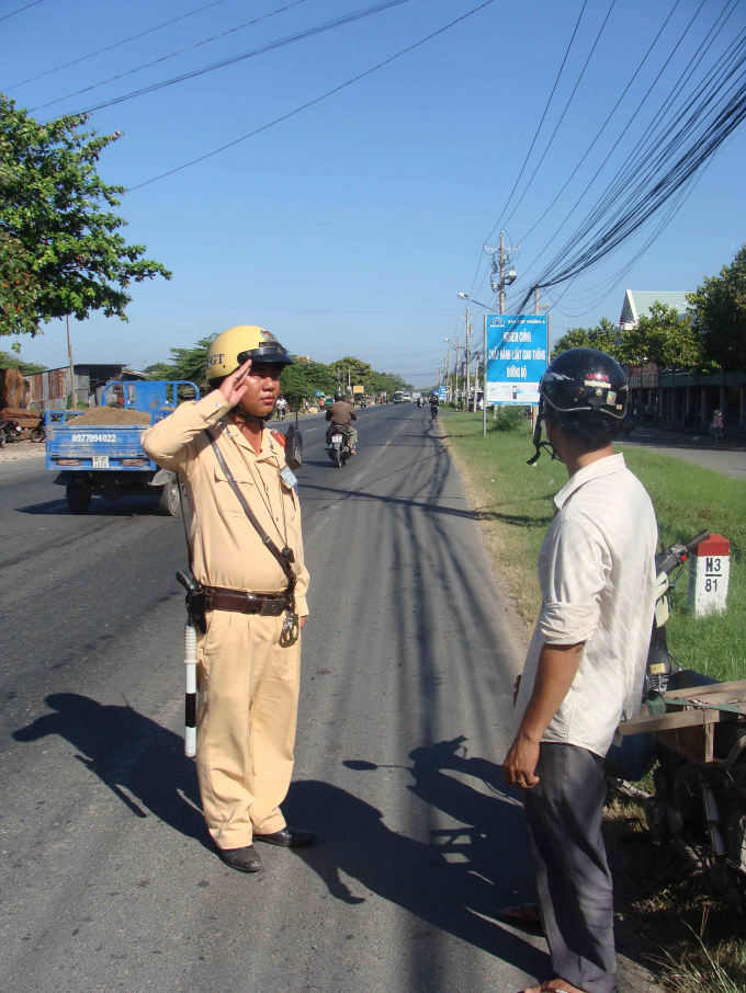Chiến sĩ Đội CSGT số 2, Ph&ograve;ng CSGT C&ocirc;ng an Tỉnh Tiền Giang đang l&agrave;m nhiệm vụ.