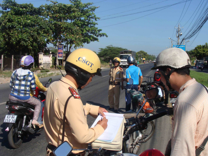 Chiến sĩ Đỗi CSGT số 2, Ph&ograve;ng CSGT C&ocirc;ng an tỉnh Tiền Giang đang xử l&yacute; vi phạm v&agrave; bảo đảm ATGT.