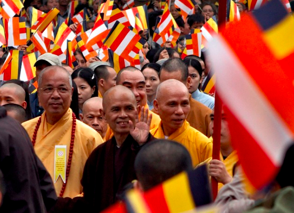 Tăng Ni, Phật tử Thừa Thi&ecirc;n Huế, nơi qu&ecirc; hương của Thiền sư đ&oacute;n tiếp Thiền sư lần về thăm lần đầu&nbsp;năm 2005 trong sự nồng hậu v&agrave; đạo t&igrave;nh thắm thiết - Ảnh Dang Ngo