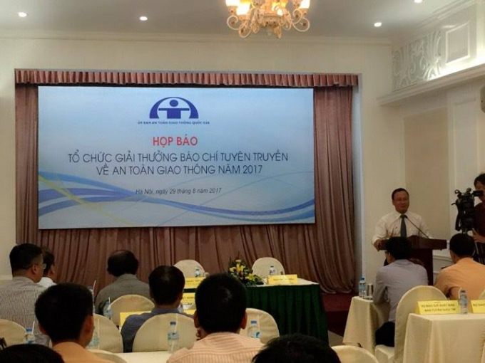 &Ocirc;ng Khuất Việt H&ugrave;ng PCT UBATGTQG ph&aacute;t biểu tại họp b&aacute;o. Ảnh Ngọc Diễm