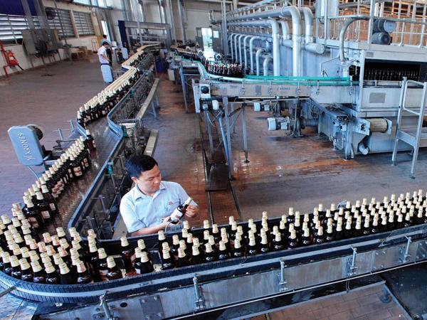 D&acirc;y chuyền sản xuất b&ecirc;n trong nh&agrave; m&aacute;y của Habeco, Ảnh: Đầu tư.