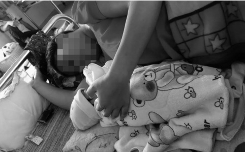 H vừa l&agrave;m mẹ ở tuổi 15.