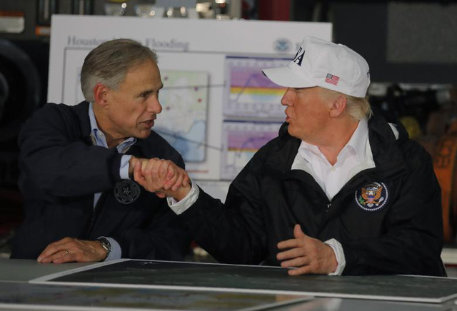 Tổng thống Trump đ&atilde; gửi lời động vi&ecirc;n tới người d&acirc;n Texas, đồng thời b&agrave;y tỏ tin tưởng rằng &ldquo;Texas sẽ khắc phục được mọi kh&oacute; khăn&rdquo;. &Ocirc;ng Trump cũng khẳng định ch&iacute;nh quyền của &ocirc;ng sẽ lu&ocirc;n &ldquo;chăm s&oacute;c&rdquo; cho người d&acirc;n ở v&ugrave;ng gặp thi&ecirc;n tai. Trong ảnh: &Ocirc;ng Trump trao đổi t&igrave;nh h&igrave;nh b&atilde;o Harvey với Thống đốc bang Texas Greg Abbott tại Corpus Christi. (Ảnh: Reuters)