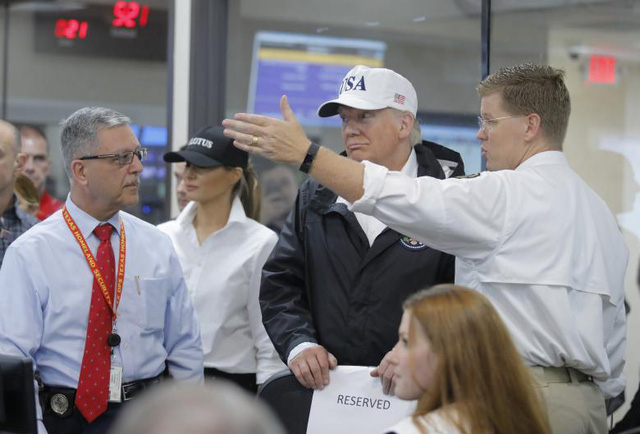 Sau Corpus Christi, Tổng thống Trump tới Austin, thủ phủ bang Texas v&agrave; tới thăm một trung t&acirc;m cứu trợ khẩn cấp tại đ&acirc;y. Nh&agrave; l&atilde;nh đạo Mỹ khẳng định sẽ l&agrave;m việc với Quốc hội để đảm bảo việc cung cấp t&agrave;i ch&iacute;nh hỗ trợ bang Texas khắc phục hậu quả b&atilde;o lũ. Trong ảnh: &Ocirc;ng Trump l&agrave;m việc tại văn ph&ograve;ng của Trung t&acirc;m cứu trợ khẩn cấp Texas. (Ảnh: Reuters)