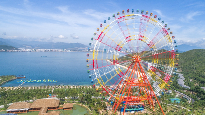 Sky Wheel bao gồm 60 cabin hiện đại với sức chứa l&ecirc;n đến 480 h&agrave;nh kh&aacute;ch mỗi lượt