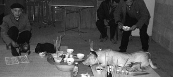 Nghi thức c&uacute;ng ma thay v&igrave; đi bệnh viện vẫn l&agrave; th&oacute;i quen của nhiều đồng b&agrave;o v&ugrave;ng T&acirc;y Bắc. (Ảnh minh họa)