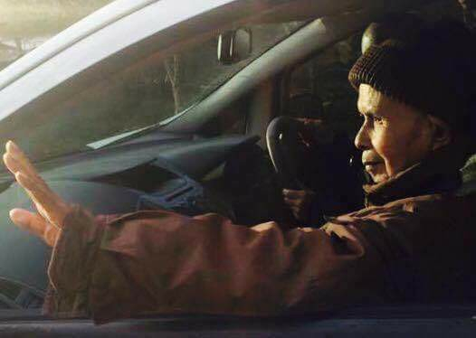 Thiền sư Nhất Hạnh vẫy tay ch&agrave;o mọi người tr&ecirc;n xe.