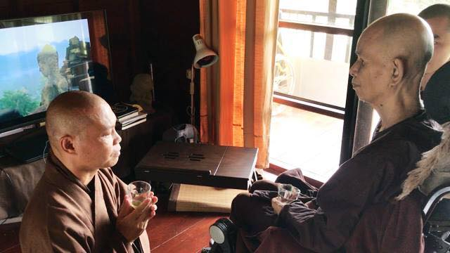 Thượng tọa Th&iacute;ch Tr&iacute; Chơn đảnh lễ Thiền Sư Nhất Hạnh.