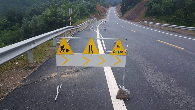 Đoạn đường bị l&uacute;n. Ảnh Vietnamnet