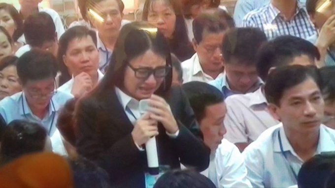 Diễn vi&ecirc;n Quỳnh Tứ tiếp tục kh&oacute;c nức nở khi trả lời T&ograve;a trong phi&ecirc;n xử đại &aacute;n OceanBank.