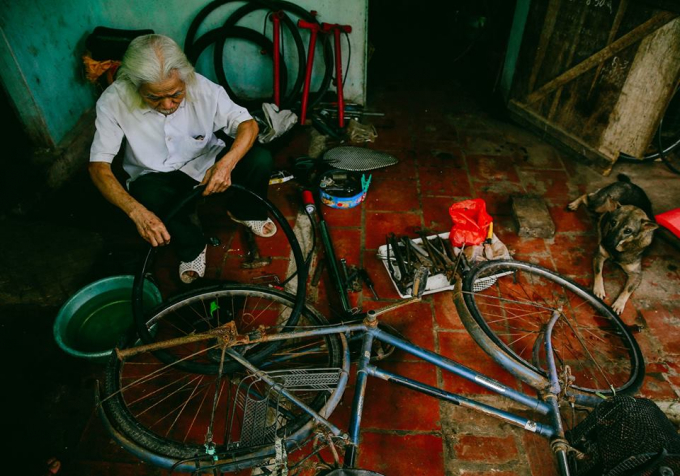 Cực chiến binh Đỗ Quang Mạc đang sửa chữa lại những chiếc xe cũ.