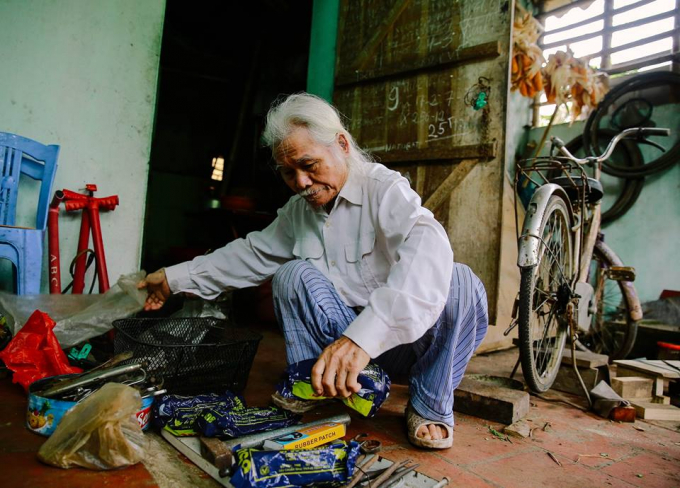 Người cựu chiến binh đang cẩn thận sắp xếp từng phụ t&ugrave;ng&nbsp;sửa chữa.