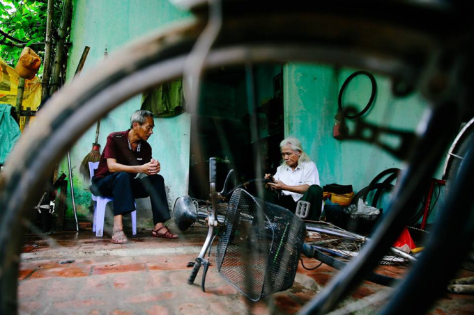 &Ocirc;ng đang sửa lại chiếc xe cho đồng đội của m&igrave;nh