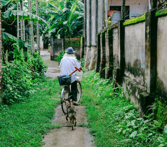 Sau khi l&agrave;m xong việc nh&agrave;, &ocirc;ng Đỗ Quang Mạc lại bắt đầu cuộc h&agrave;nh tr&igrave;nh sửa xe miễn ph&iacute; cho mọi người.