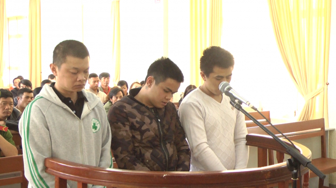 Bị c&aacute;o Thuật ( b&ecirc;n tr&aacute;i) tại phi&ecirc;n t&ograve;a.