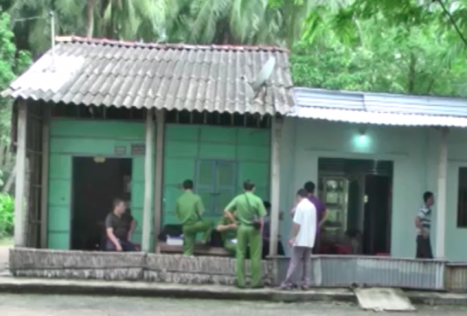 Cơ quan c&ocirc;ng an đang kh&aacute;m nghiệm nơi đối tượng Thạch Ngọc Chiến, tr&uacute; tại x&atilde; Kim H&ograve;a, huyện Cầu Ngang