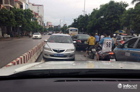 H&igrave;nh ảnh một chiếc xe biển xanh đi ngược chiều tại&nbsp;Cổng Bệnh viện Đ&ocirc;ng Anh. (Ảnh: b&aacute;o Infornet)