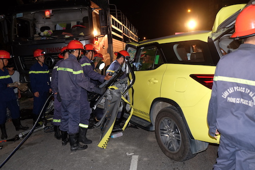 Lực lượng chức năng đang đưa t&agrave;i xế Cường ra khỏi xe taxi. Ảnh: PCCCĐN.