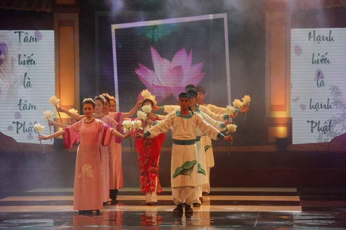 Chương tr&igrave;nh văn nghệ tại lễ Vu lan B&aacute;o hiếu tại nh&agrave; h&aacute;t lớn H&agrave; Nội.