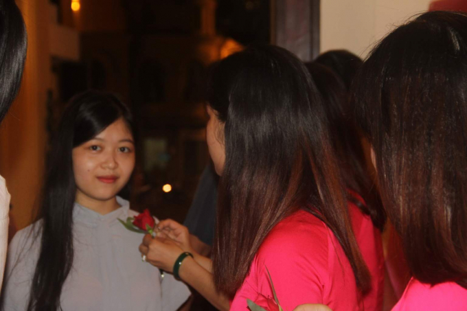 X&uacute;c động v&agrave; linh thi&ecirc;ng với nghi thức b&ocirc;ng hồng c&agrave;i &aacute;o.