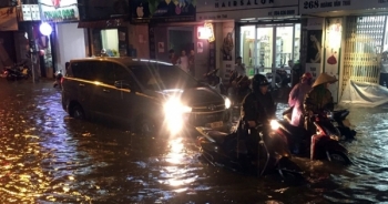 Mưa lớn giờ tan tầm, nhiều tuyến phố Hà Nội chìm trong biển nước