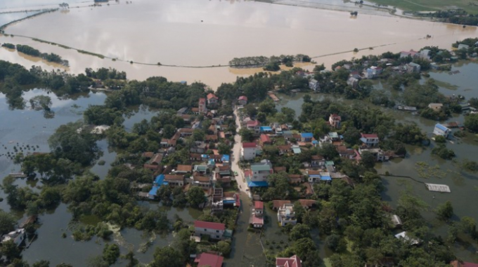 Bước sang ng&agrave;y thứ 10, nhiều khu vực tại huyện Chương Mỹ vẫn tiếp tục bị ngập s&acirc;u trong nước lũ.