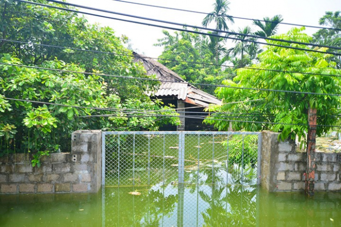 Theo b&aacute;o c&aacute;o nhanh của huyện Chương Mỹ ng&agrave;y 31/7, mực nước đ&atilde; giảm hơn so với những ng&agrave;y trước nhưng nước r&uacute;t với tốc độ rất chậm n&ecirc;n nhiều khu vực vẫn bị ngập rất s&acirc;u.