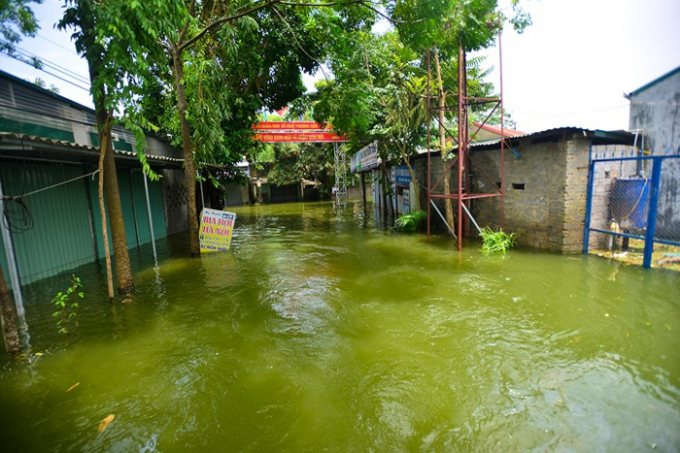 Đường v&agrave;o th&ocirc;n l&agrave;ng, ng&otilde; x&oacute;m đều bị l&agrave;n nước bủa v&acirc;y ngập nửa nh&agrave;.