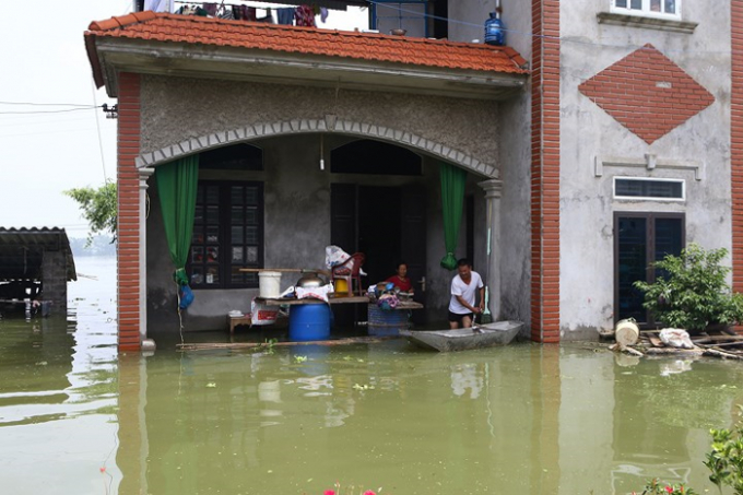 Theo b&aacute;o c&aacute;o nhanh của UBND Huyện Chương Mỹ, t&igrave;nh h&igrave;nh thiệt hại tại c&aacute;c x&atilde;, thị trấn đang bị ngập, lụt l&agrave;: Diện t&iacute;ch l&uacute;a bị thiệt hại 1.328,8ha; rau m&agrave;u bị thiệt hại 295,8ha; diện t&iacute;ch nu&ocirc;i trồng thủy sản bị thiệt hại 596,1ha; diện t&iacute;ch c&acirc;y ăn quả bị thiệt hại 187,6ha.