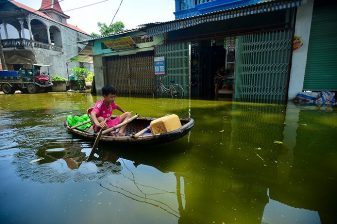 Thuyền b&egrave; vẫn tiếp tục l&agrave; phương tiện di chuyển chủ lực của b&agrave; con v&ugrave;ng bị ngập lụt tại huyện Chương Mỹ.