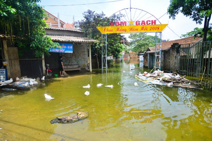 Ghi nhận tại hiện trường trong chiều ng&agrave;y 31/7, phần lớn khu vực x&atilde; Nam Phương Tiến vẫn ch&igrave;m ngập trong nước. /**/  Từ ng&agrave;y 29/7, hơn 1000 hộ d&acirc;n phải cắt điện để đảm bảo an to&agrave;n do ngập nước. Nhiều ng&agrave;y qua, người d&acirc;n phải sử dụng nến để chiếu s&aacute;ng do kh&ocirc;ng c&oacute; điện để sử dụng.