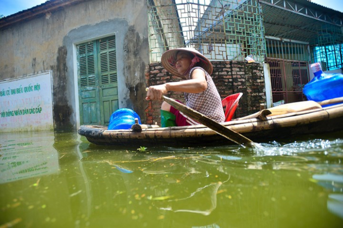 Người d&acirc;n th&ocirc;n Nam H&agrave;i, x&atilde; Nam Phương Tiến cho biết ngo&agrave;i vấn đề bị cắt điện, thiếu lượng thực v&agrave; bị c&ocirc; lập, người d&acirc;n trong x&atilde; phải chịu cảnh thiếu nước sạch để d&ugrave;ng.