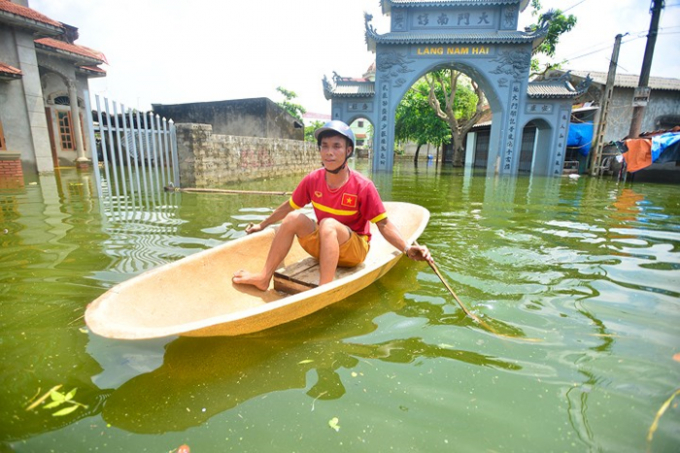 Ngập l&uacute;t hơn 10 ng&agrave;y khiến cuộc sống của người d&acirc;n bị x&aacute;o trộn.