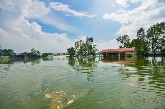 Cả một biển nước bủa v&acirc;y khu d&acirc;n cư, nhiều khu vực người d&acirc;n phải sử dụng đến xuồng m&aacute;y hoặc thuyền mới c&oacute; thể tiếp cận.