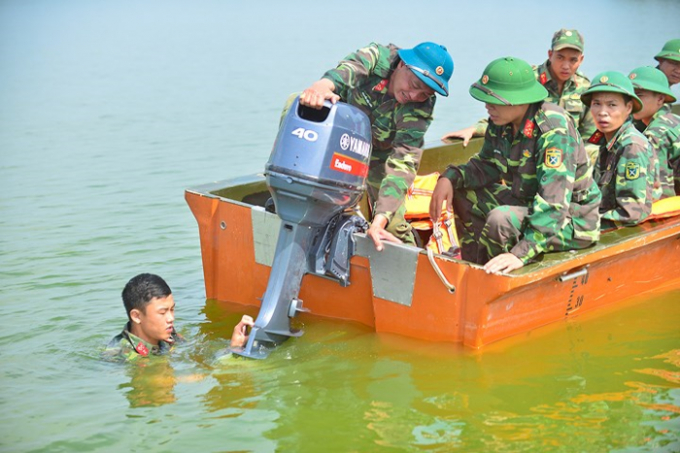 Trước t&igrave;nh h&igrave;nh tr&ecirc;n, Ban chỉ huy qu&acirc;n sự huyện Chương Mỹ cũng cử lực lượng thường trực đưa c&aacute;c đo&agrave;n l&atilde;nh đạo Th&agrave;nh phố, huyện, c&aacute;c đo&agrave;n thiện nguyện đi thăm, tặng qu&agrave;, động vi&ecirc;n nh&acirc;n d&acirc;n v&ugrave;ng lũ.