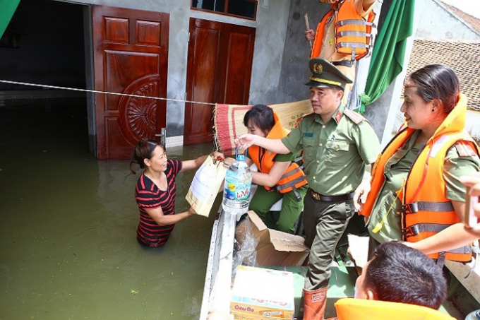 Trong ng&agrave;y 31/7, c&aacute;c lực lượng kịp thời đưa nước uống, gạo, m&igrave; t&ocirc;m đến c&aacute;c hộ d&acirc;n, hỗ trợ nh&acirc;n d&acirc;n ổn định cuộc sống.