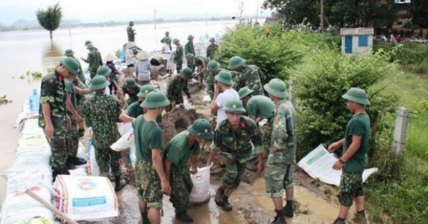 Nước sông Bùi lên đỉnh điểm, quân dân Thủ đô căng mình giữ đê