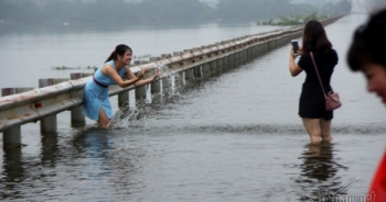 Quý cô Hà thành xúng xính thả dáng giữa rốn ngập Quốc Oai