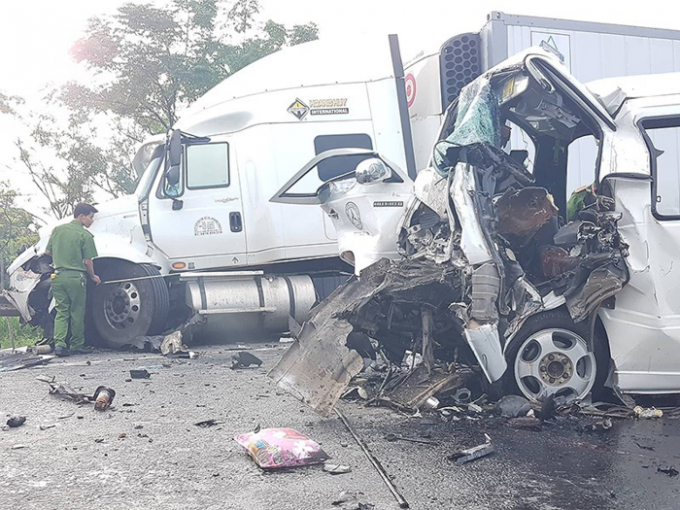 Hiện trường vụ xe rước d&acirc;u gặp tai nạn ở Quảng Nam. Ảnh: HN