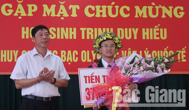 B&iacute; thư Tỉnh ủy Bắc Giang B&ugrave;i Văn Hải ch&uacute;c mừng v&agrave; khen thưởng em Trịnh Duy Hiếu. (Ảnh: B&aacute;o Bắc Giang)