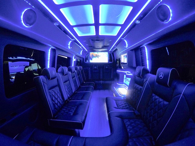 Hoa hậu Ho&agrave;ng Hải My d&ugrave;ng xe limousine đ&oacute;n kh&aacute;ch đến biệt thự triệu đ&ocirc; ng&agrave;y ra album