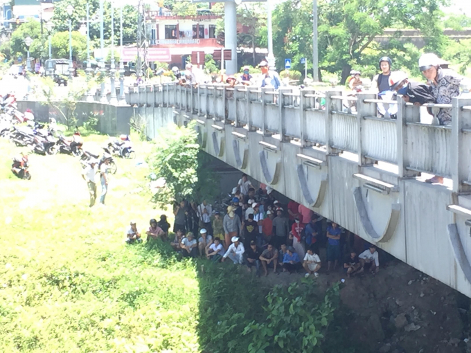 Lực lượng chức năng t&igrave;m kiếm thi thể c&ocirc; g&aacute;i.