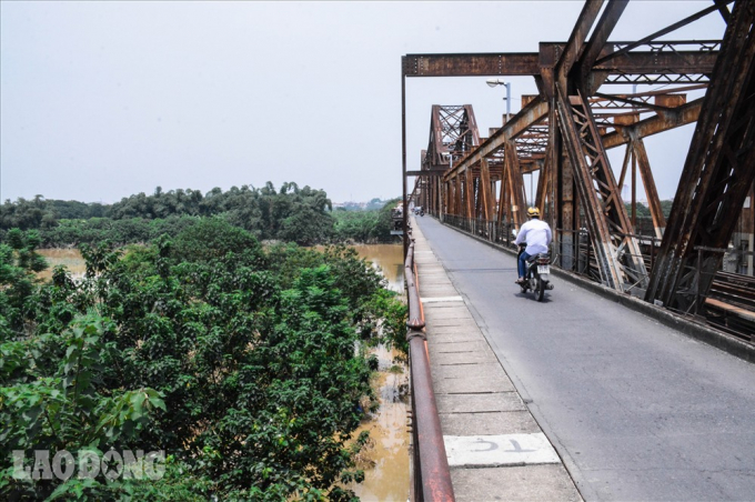 T&igrave;nh trạng &ocirc; nhiễm m&ocirc;i trường đoạn gầm Cầu Long Bi&ecirc;n ng&agrave;y c&agrave;ng trở n&ecirc;n nghi&ecirc;m trọng, đặc biệt trong thời gian gần đ&acirc;y khi nước s&ocirc;ng Hồng d&acirc;ng cao. Ảnh: Phan Anh