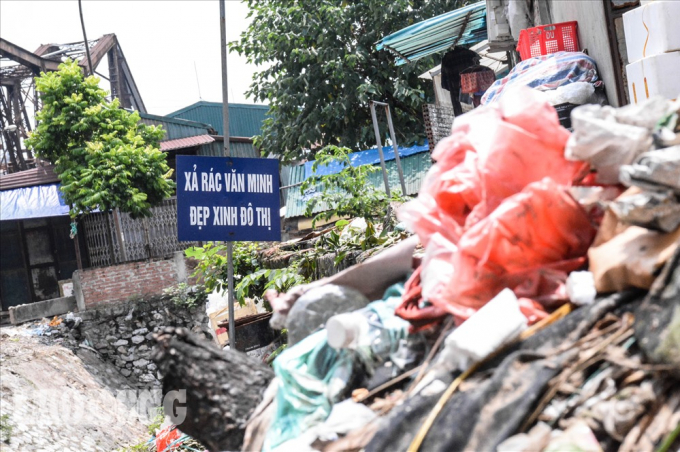 Anh Nguyễn Văn H&ograve;a (Ph&uacute; Thọ) chia sẻ: &ldquo;T&ocirc;i l&agrave;m thu&ecirc; khu c&ocirc;ng nghiệp Bắc Ninh, c&oacute; nhiều bạn b&egrave; H&agrave; Nội n&ecirc;n t&ocirc;i hay l&ecirc;n đ&acirc;y chơi. Bạn t&ocirc;i hay đưa ra đ&acirc;y chụp ảnh, h&oacute;ng m&aacute;t. Cầu Long Bi&ecirc;n rất đẹp v&agrave; thơ mộng nhưng mỗi lần qua đoạn ch&acirc;n cầu t&ocirc;i đều đi nhanh v&agrave; kh&ocirc;ng muốn nh&igrave;n xuống&rdquo;. Ảnh: Phan Anh